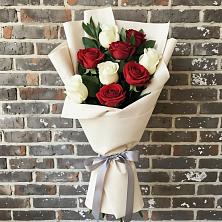 Букет красно-белые розы в Железнодорожный Подольского района Букет цветов из:  Розы в Железнодорожный Подольского района