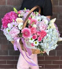 Композиция солнечный день в Железнодорожный Подольского района Цветочная композиция из Розы, Хризантемы, Пионы и Лизиантусы в корзине в Железнодорожный Подольского района