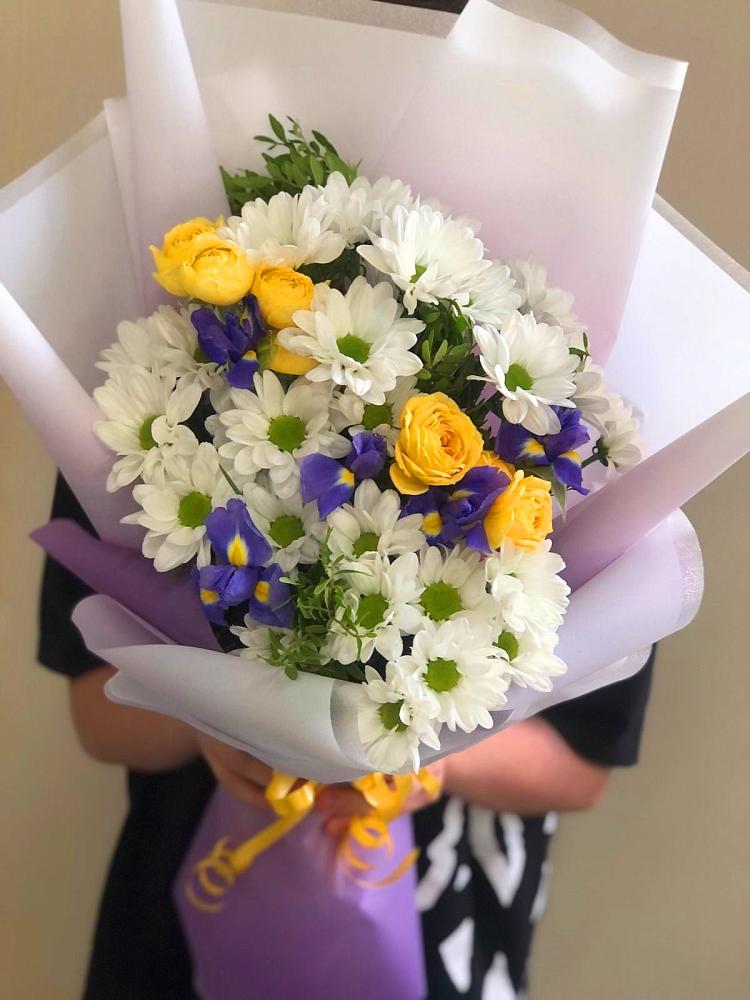 Букет солнечный привет в Железнодорожный Подольского района Букет цветов из: Ирисы, Хризантемы и Розы в Железнодорожный Подольского района