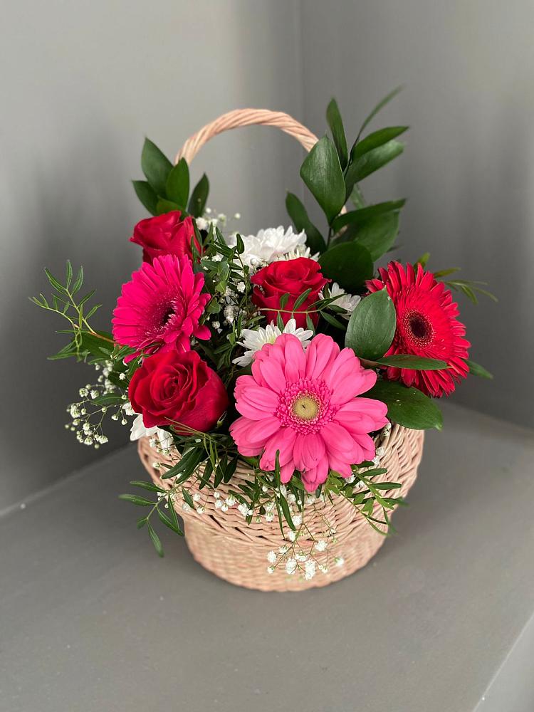 Композиция радостное событие в Железнодорожный Подольского района Цветочная композиция из Розы, Хризантемы и Герберы в корзине в Железнодорожный Подольского района